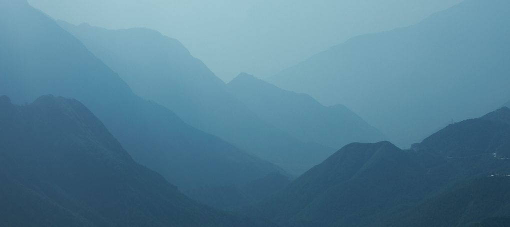 berge-im-nebel-sapa-vietnam
