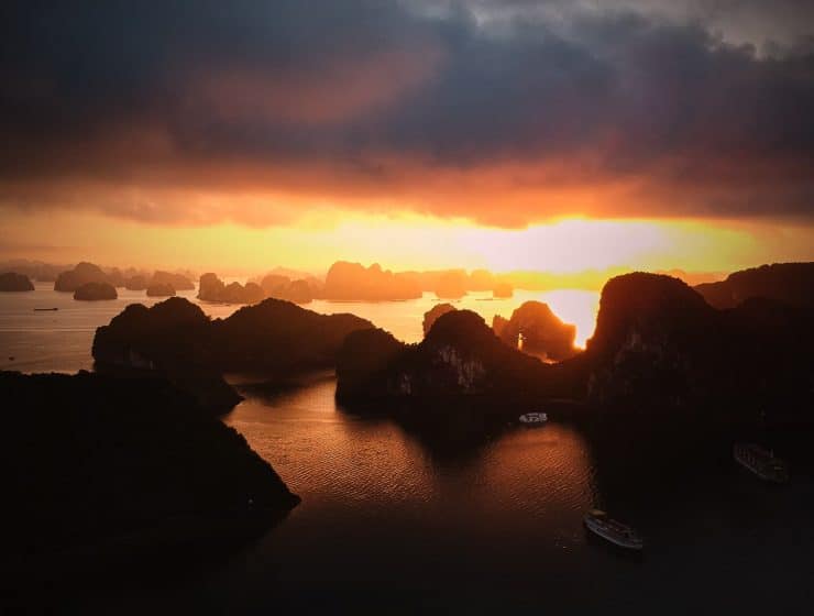 Die Halong Bucht bei Sonnenaufgang