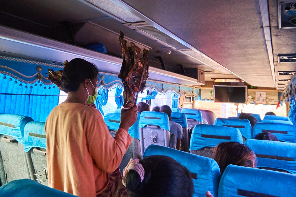 Verkäufern preist ihr Essen im Bus an