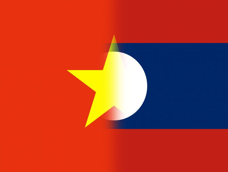 Flaggen von Vietnam und Laos