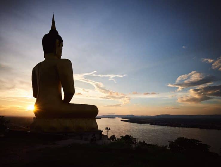 Andächtig betrachtet der Buddha den Sonnenuntergang über Pakse