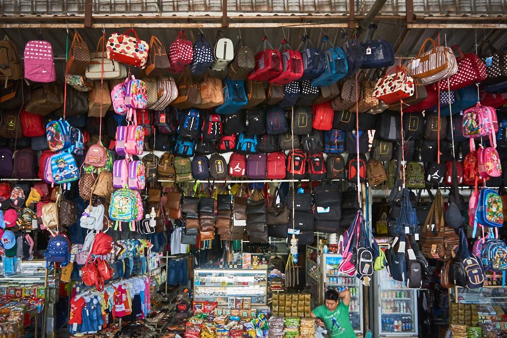 Händler am Busbahnhof in Laos