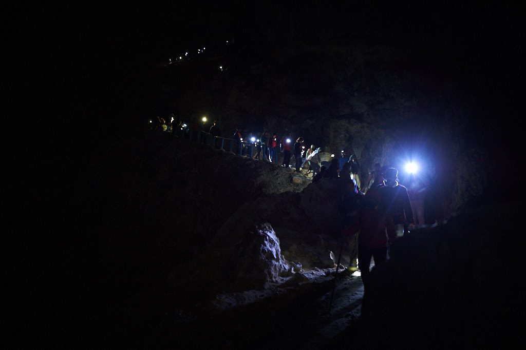 Abstieg in den Krater bei Nacht