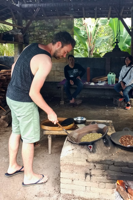 Stefan röstet Kaffeebohnen