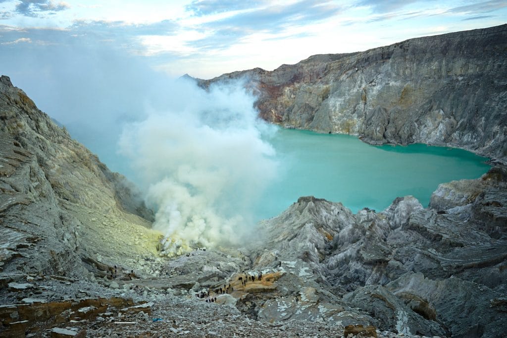 Blick auf den türkisen Kratersee Ijen